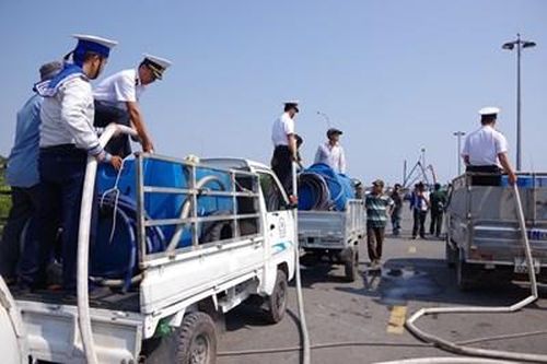 Bộ tư lệnh Vùng 2 Hải quân cung cấp nước ngọt giúp nhân dân vùng nhiễm mặn tỉnh Bến Tre