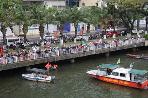 Người đàn ông nhảy cầu sông Hàn tự tử