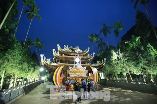 Tấp nập trẩy hội chùa Hương trong đêm