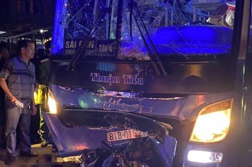 Va chạm với xe khách, 3 người tử vong