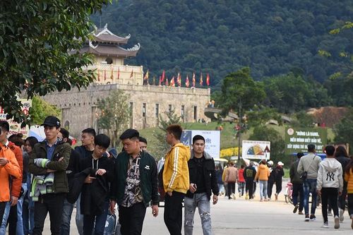 Hàng nghìn người đổ về Tây Yên Tử du xuân đầu năm mới