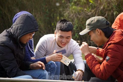 Chen chúc 'đánh bạc' trên thuyền ngày khai hội chùa Hương