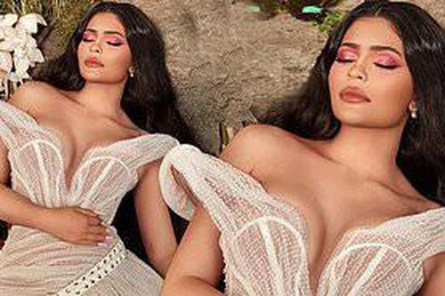 Kylie Jenner diện đầm xẻ ngực sâu quyến rũ như công chúa