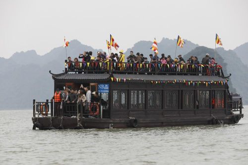 Du khách nườm nượp về chùa Tam Chúc du xuân Canh tý 2020