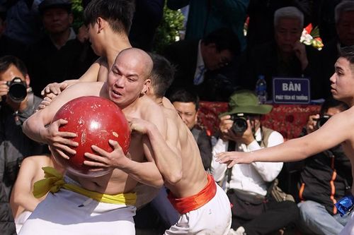 Mãn nhãn với trai làng tranh cướp nhau quả cầu nặng gần 20kg ở Hà Nội