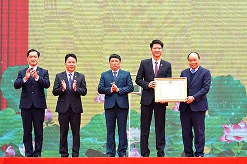 Thủ tướng trao quyết định công nhận 'Huyện nông thôn mới' đầu tiên vùng Tây Bắc