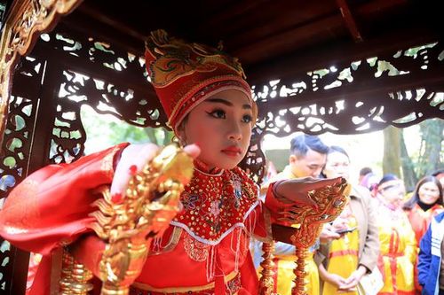 Trai tráng vây kín 'Tướng bà' 10 tuổi khỏi đám cướp hội đền Gióng