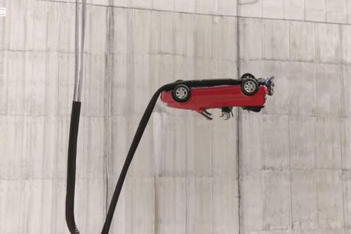 Thót tim trước màn biểu diễn 'rơi tự do' với xe ô tô của Top Gear