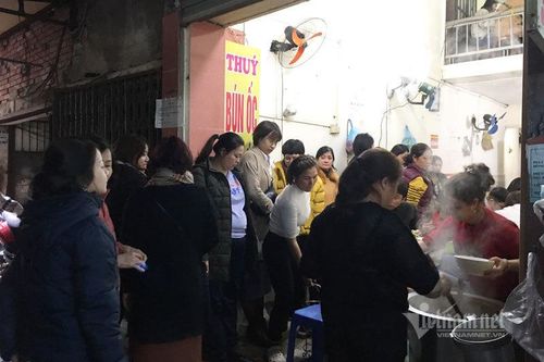 Ngày đầu đi làm, trưa xếp hàng ăn bún, quán nhậu 'dàn trận' đến chiều