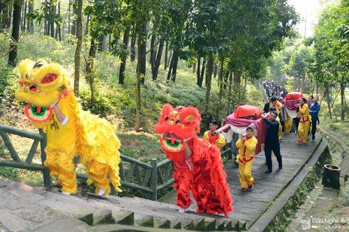 Dâng bánh chưng tri ân Bà Hoàng Thị Loan tại Nam Đàn