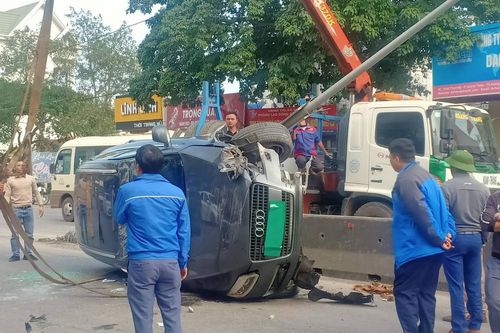 Xe sang Audi biển Hà Nội phơi bụng trên Quốc lộ 1A đoạn qua Nghệ An