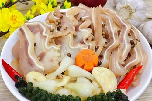 Luộc tai heo trắng tinh lại ngon giòn sần sật chỉ cần cho đúng 1 thứ này vào nồi là xong