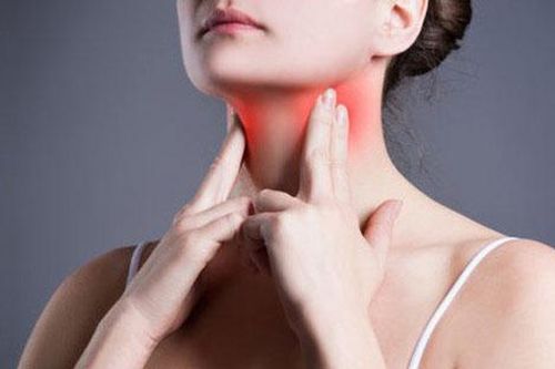 Có nên uống nước đá khi bị viêm họng