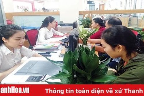 Giao dịch ngân hàng nhộn nhịp ngày làm việc đầu tiên