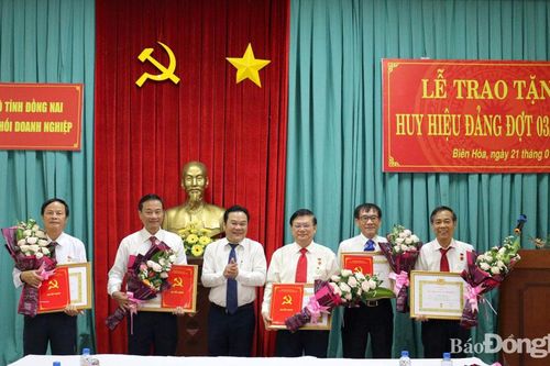 Trao Huy hiệu Đảng cho 568 đảng viên nhân dịp kỷ niệm Ngày thành lập Đảng (3-2)