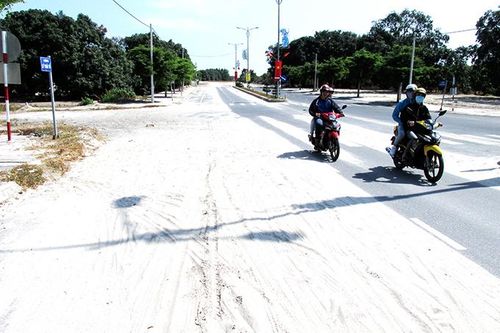 Cát phủ kín mặt đường