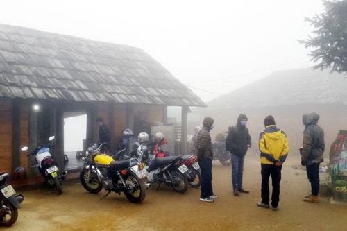 Y Tý hút khách ngày đầu xuân