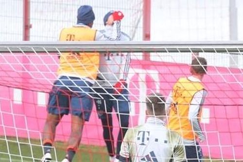Cầu thủ Bayern nói chuyện 'bằng nắm đấm' trên sân tập