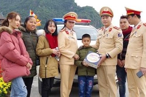 Kịp thời giúp cháu bé bị lạc tại chùa Tam Chúc tìm thấy người thân