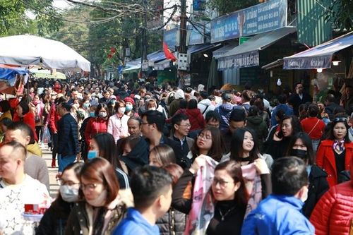 Bịt kín mặt đi lễ cầu may đầu năm tại Phủ Tây Hồ