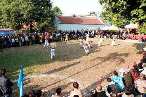 Trai tráng Hà Nội hào hứng vật cầu làng trong Hội vật cầu Thúy Lĩnh