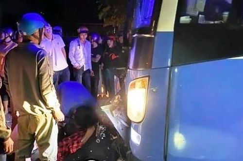 Xe giường nằm chở khách về Sài Gòn tông xe máy, 3 người tử nạn