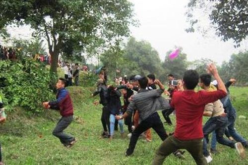 Độc đáo hội 'ném nhau, choảng nhau' bằng trứng, cà chua để may mắn ở Thanh Hóa