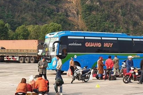 Hà Tĩnh: Hành khách chật vật chờ xe vào Nam ra Bắc sau Tết Nguyên đán