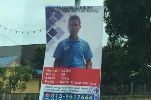 Treo biển quảng cáo bản thân ngoài đường phố để kiếm vợ