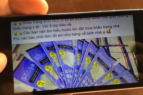 Loạn giá bán khẩu trang xách tay trên Facebook giữa dịch corona