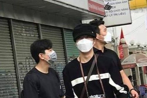 WINNER dạo phố, mua bánh mì ngay khi tới TP.HCM