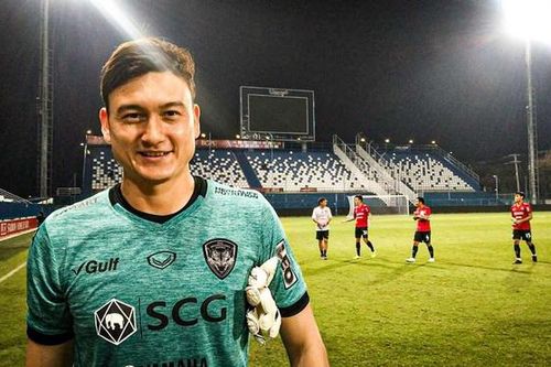 Báo Thái gọi Văn Lâm là 'người hùng', fan Muangthong 'phát cuồng' vì thủ thành tuyển Việt Nam