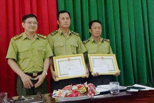 Khen thưởng các Kiểm lâm quyết liệt truy bắt lâm tặc
