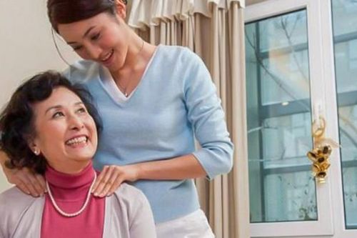 Lúc hết Tết đi bố mẹ chồng chất cho đủ thứ đầy ắp ô tô