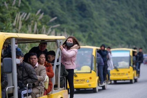 Du xuân chùa Tam Chúc, giá dịch vụ chát... ban tổ chức 'hốt bạc'?