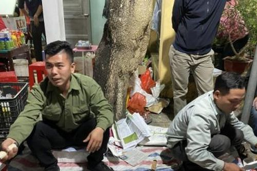 Dòng người nêm chặt phiên chợ 'mua may bán rủi'