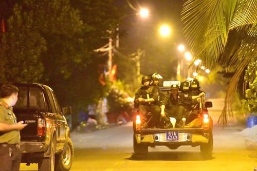 Nghẹt thở cuộc vây bắt nghi phạm bắn chết nhiều người