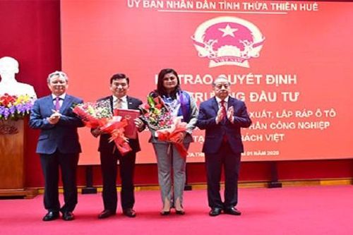 Trao quyết định đầu tư dự án tổ hợp nhà máy sản xuất, lắp ráp ô tô hơn 2.600 tỷ đồng