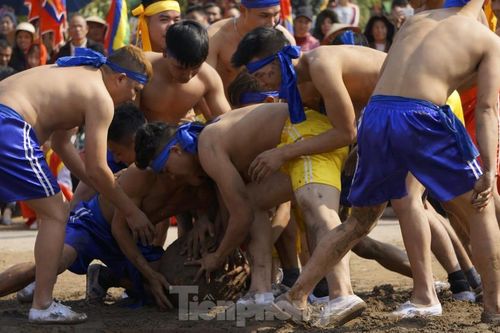 Hàng chục trai làng đánh vật với quả cầu làm từ củ chuối khổng lồ