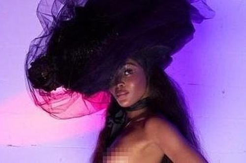 'Báo đen' Naomi Campbell tung ảnh khỏa thân 'bỏng rẫy' ở tuổi 50