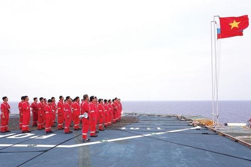 Thiêng liêng lễ chào cờ trên biển đông
