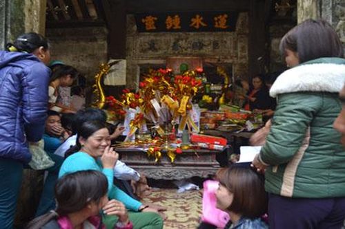 Đông đảo người dân tới dâng hương, cầu an đầu xuân ở Đền Đức Hoàng