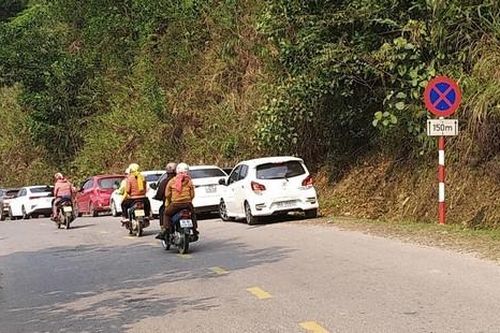 'Nhốn nháo' đậu, đỗ xe tại đền Cửa Đặt