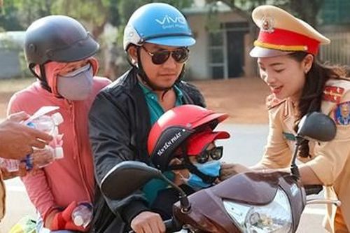 CSGT 'đội nắng' phát hơn 22.000 chai nước, khăn lạnh và 600 MBH cho người dân