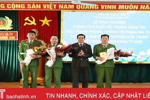 Khen thưởng Công an Hương Sơn về thành tích đấu tranh, phòng chống tội phạm ma túy