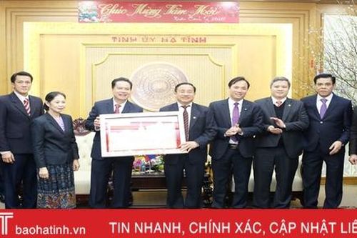 Lãnh đạo Bôlykhămxay chúc mừng Đảng bộ Hà Tĩnh nhân kỷ niệm 90 năm thành lập