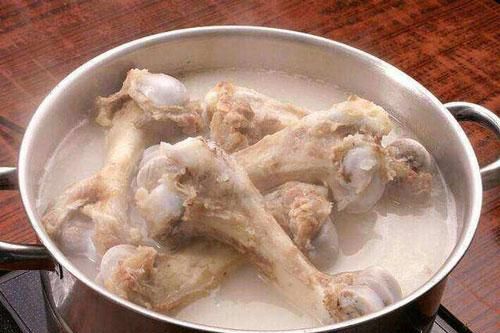 Cho muối trước hay sau khi hầm xương để nước trong và ngọt hơn?