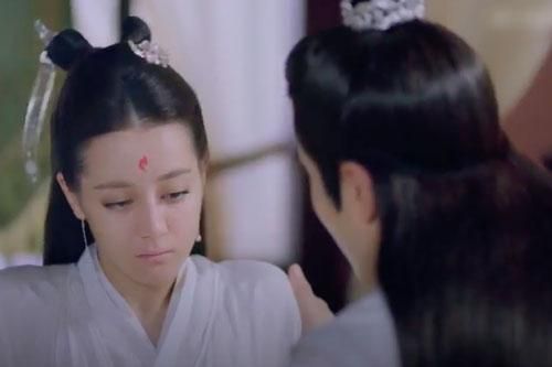 'Tam sinh tam thế Chẩm thượng thư': Phượng Cửu - Địch Lệ Nhiệt Ba rất đẹp, nhưng lúc buồn thì mắt lại lờ đờ gây khó chịu