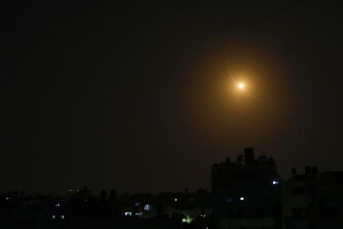 Bầu trời Israel rực lửa bởi loạt rocket phóng từ Dải Gaza