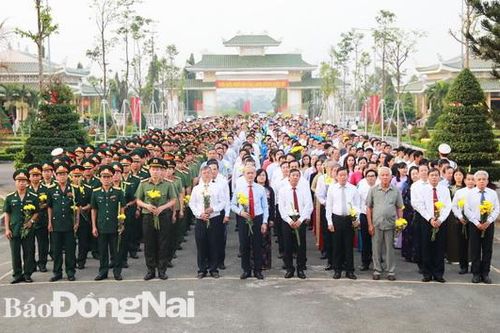 Viếng Nghĩa trang liệt sĩ tỉnh nhân kỷ niệm 90 năm Ngày thành lập Đảng (3-2)